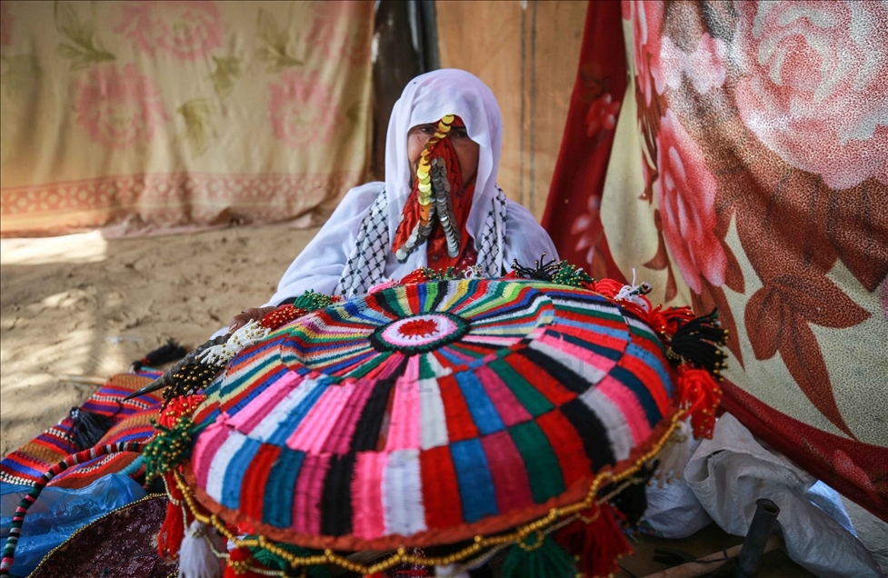 المسنة "العرجان".. تغزل الصوف بقرني غزال