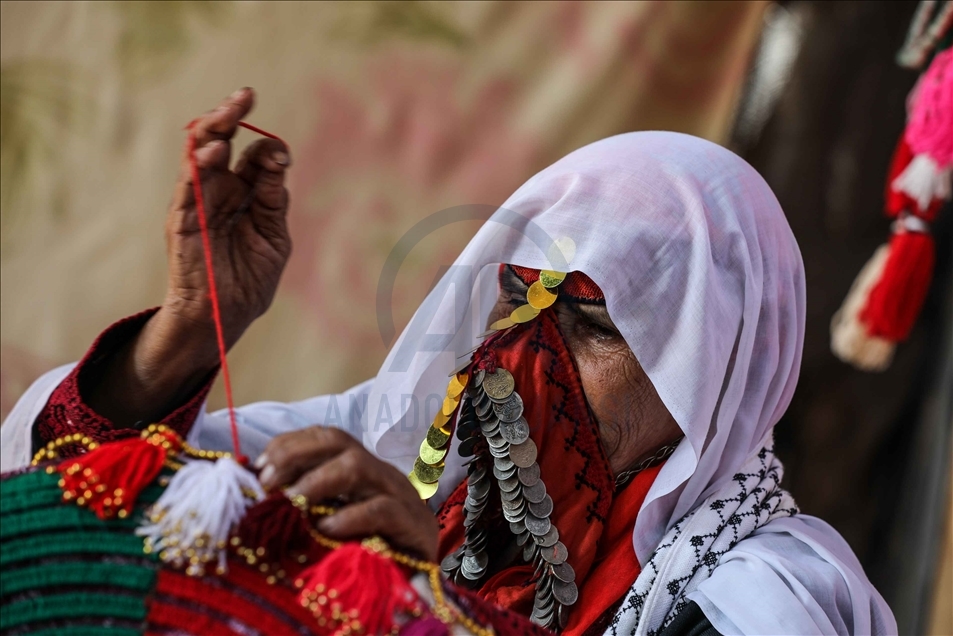 المسنة "العرجان".. تغزل الصوف بقرني غزال
