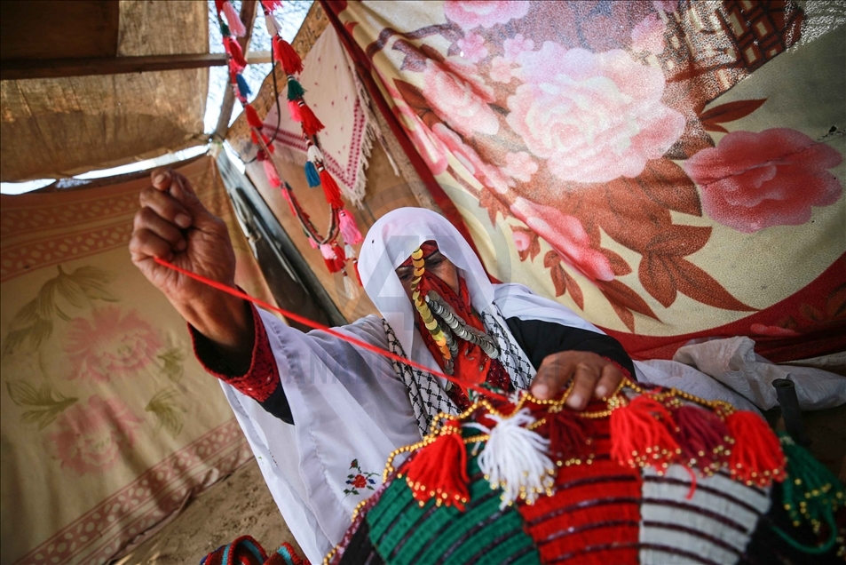المسنة "العرجان".. تغزل الصوف بقرني غزال