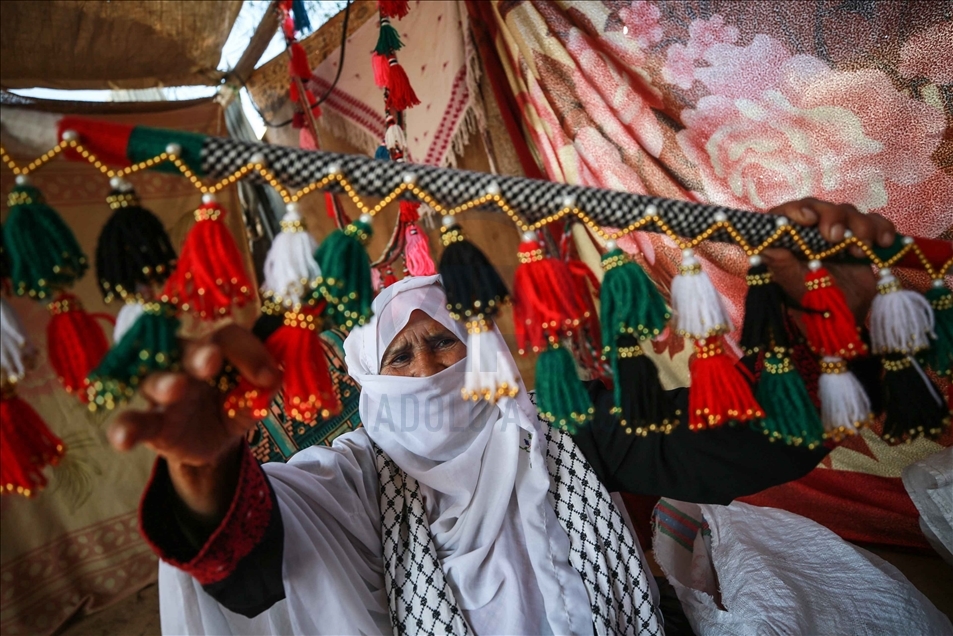 المسنة "العرجان".. تغزل الصوف بقرني غزال