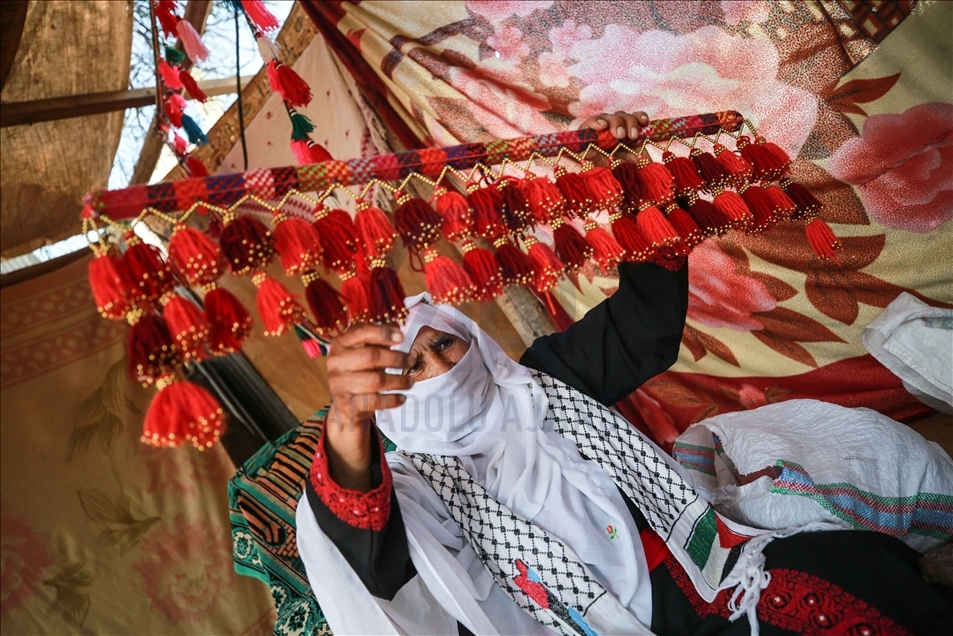 المسنة "العرجان".. تغزل الصوف بقرني غزال