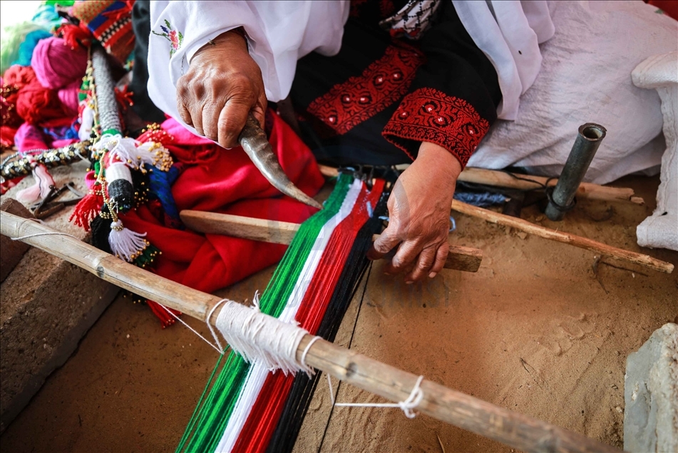 المسنة "العرجان".. تغزل الصوف بقرني غزال