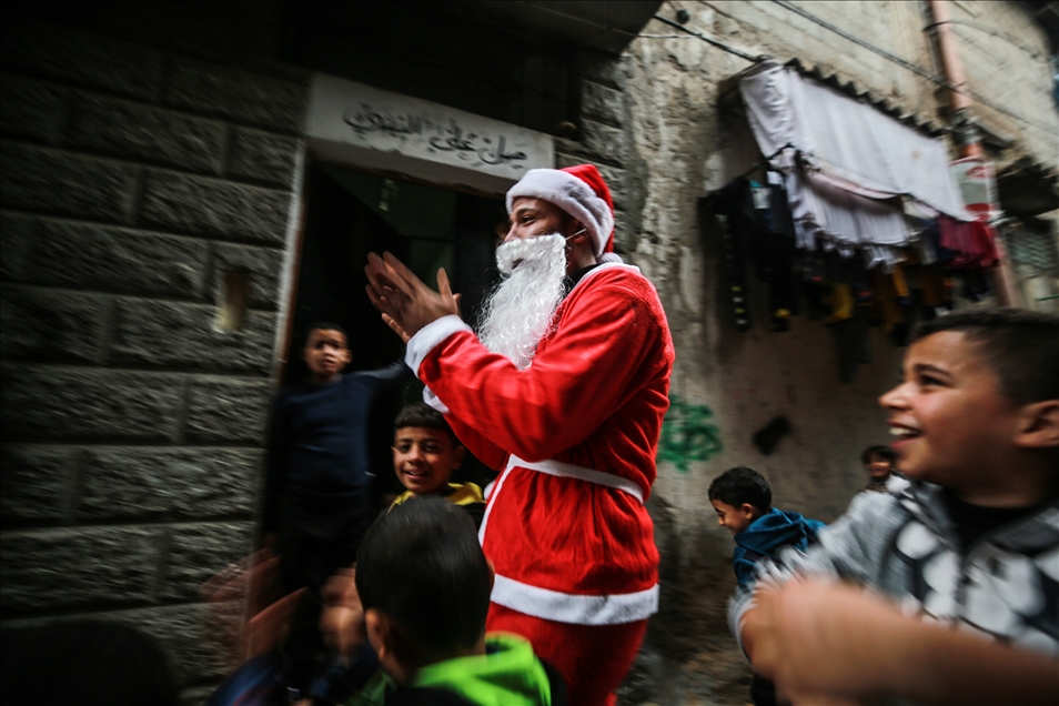 Gazzeli Noel baba çocukların yüzünü güldürdü