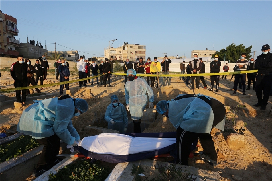 Servicio fúnebre para una mujer que murió por la COVID-19 en Gaza