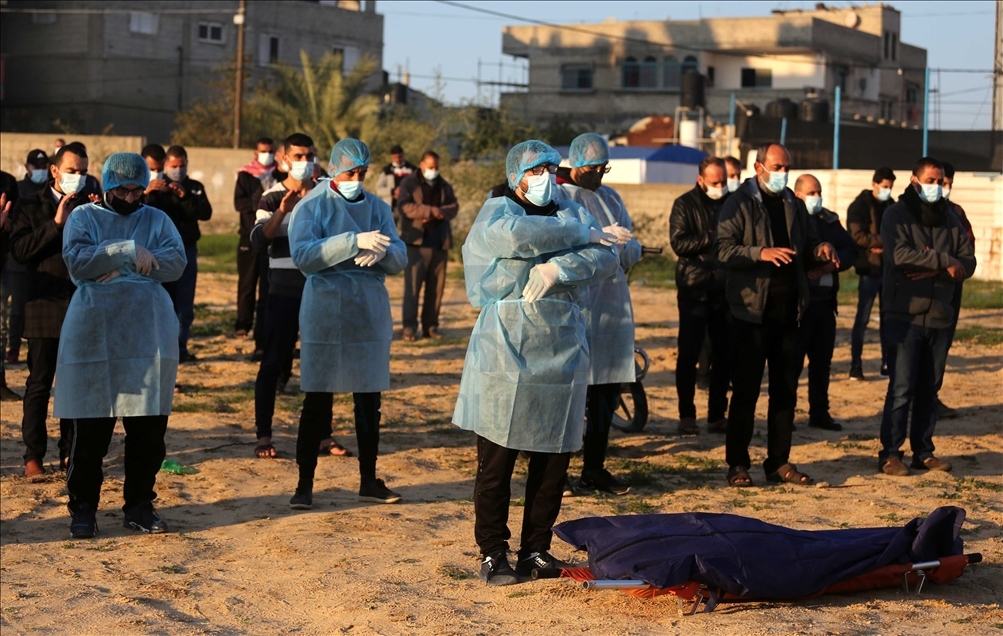 Servicio fúnebre para una mujer que murió por la COVID-19 en Gaza