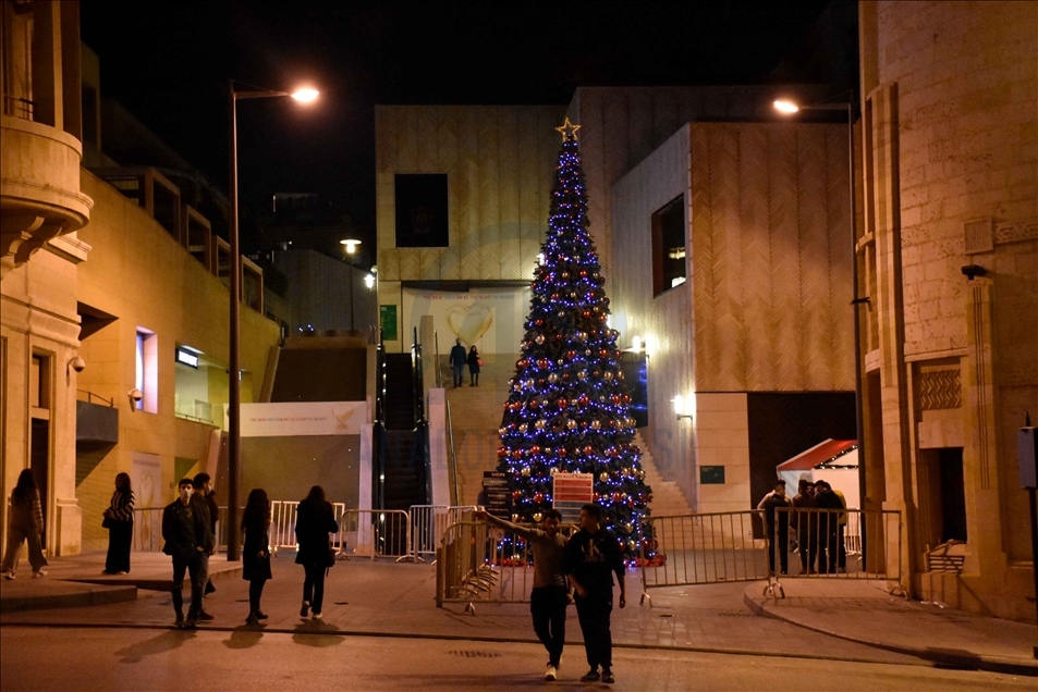 بيروت.. شجرة الميلاد تقطر حزنًا بأول احتفال عقب انفجار المرفأ