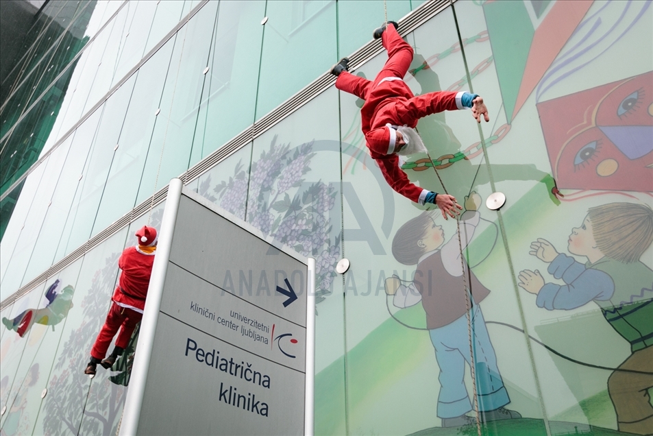 La particular forma de Papá Noel de visitar una clínica pediátrica en Eslovenia