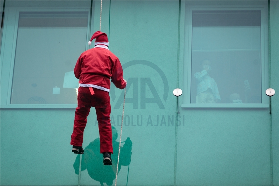 La particular forma de Papá Noel de visitar una clínica pediátrica en Eslovenia