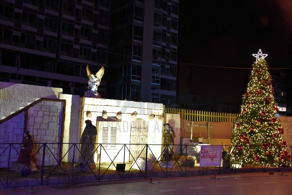 بيروت.. شجرة الميلاد تقطر حزنًا بأول احتفال عقب انفجار المرفأ