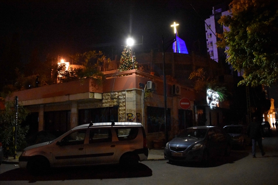 بيروت.. شجرة الميلاد تقطر حزنًا بأول احتفال عقب انفجار المرفأ