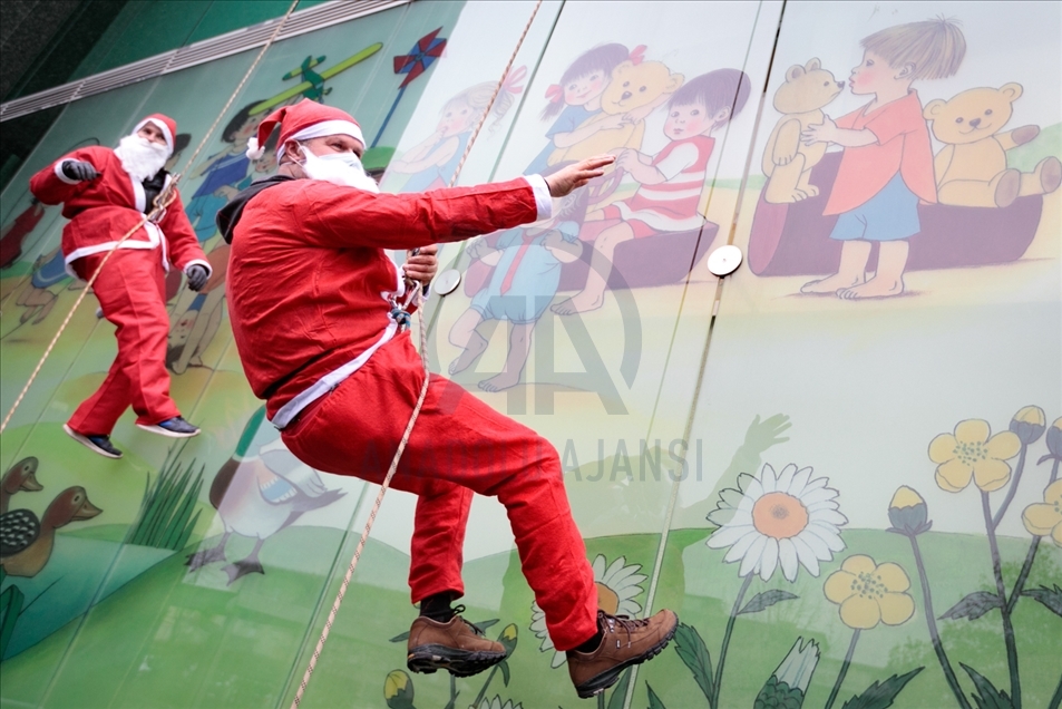 La particular forma de Papá Noel de visitar una clínica pediátrica en Eslovenia