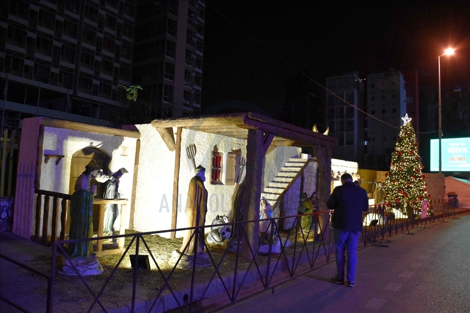 بيروت.. شجرة الميلاد تقطر حزنًا بأول احتفال عقب انفجار المرفأ