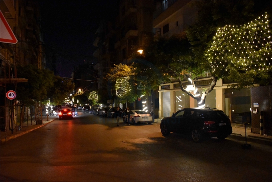 بيروت.. شجرة الميلاد تقطر حزنًا بأول احتفال عقب انفجار المرفأ