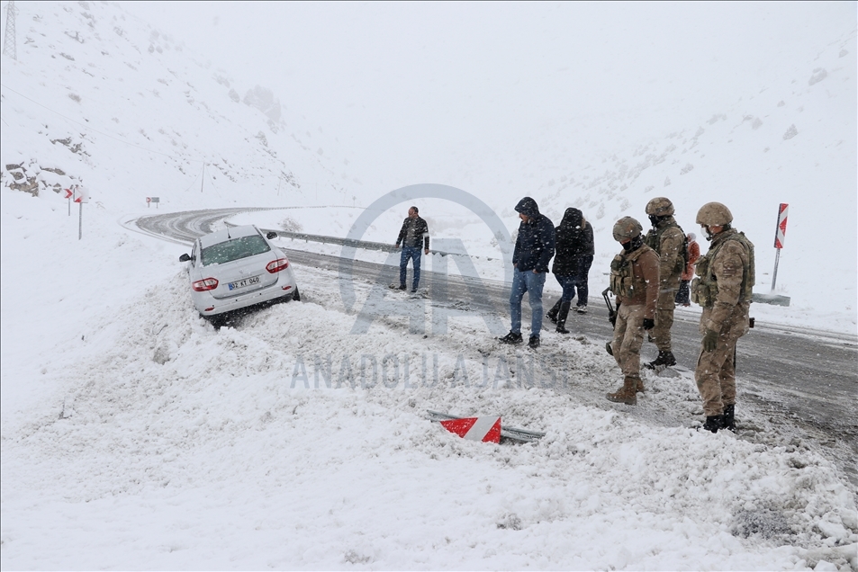 Van'da etkili olan kar nedeniyle vatandaşlar zor anlar yaşadı