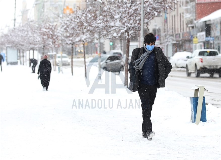 Doğu Anadolu'da kar kentleri beyaza bürüdü