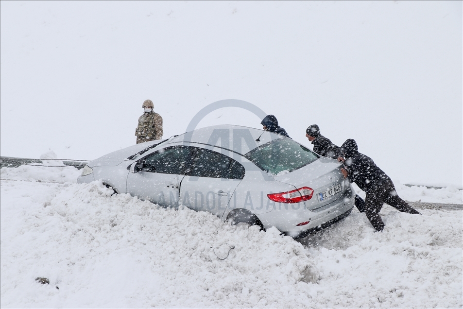 Van'da etkili olan kar nedeniyle vatandaşlar zor anlar yaşadı