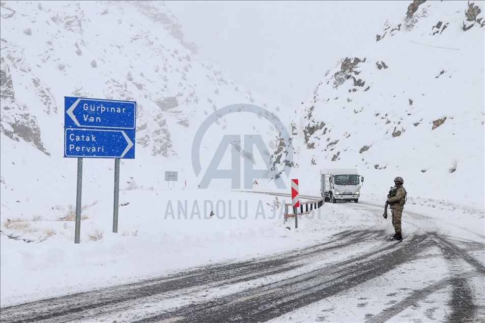 Van'da etkili olan kar nedeniyle vatandaşlar zor anlar yaşadı