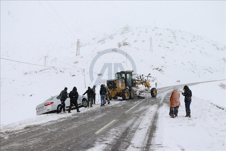 Van'da etkili olan kar nedeniyle vatandaşlar zor anlar yaşadı