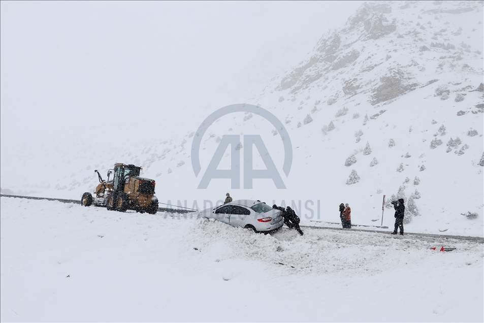 Van'da etkili olan kar nedeniyle vatandaşlar zor anlar yaşadı