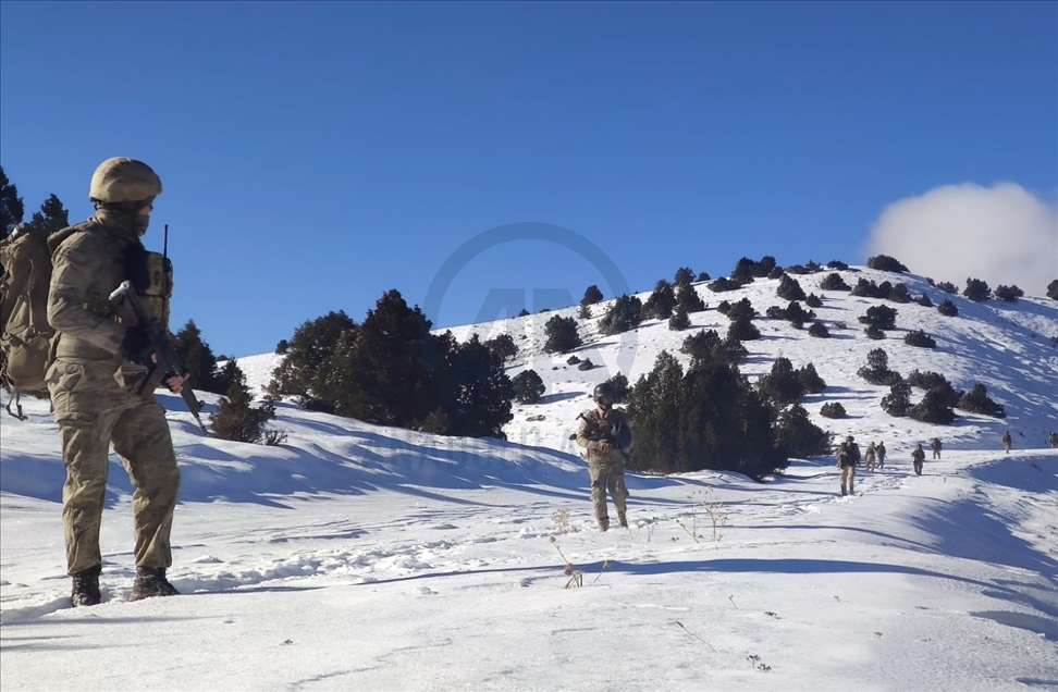 Sivas'ta komandolar soğuk havaya rağmen operasyonlarını sürdürdü