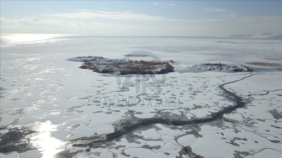 Van'da yüzeyi buz tutan göl, güzel görüntüler oluşturdu