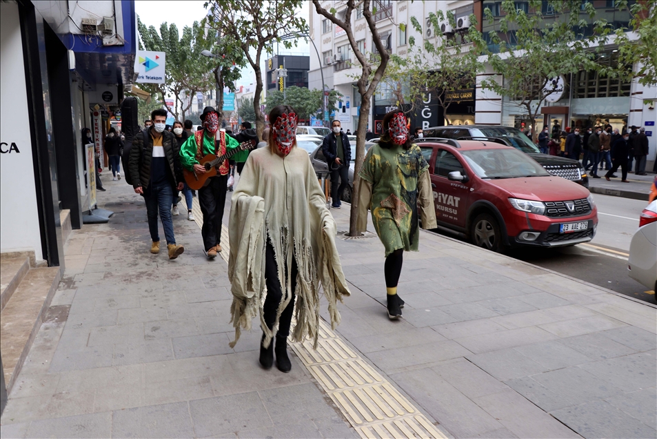 A theater in Turkey creates awareness on pandemic