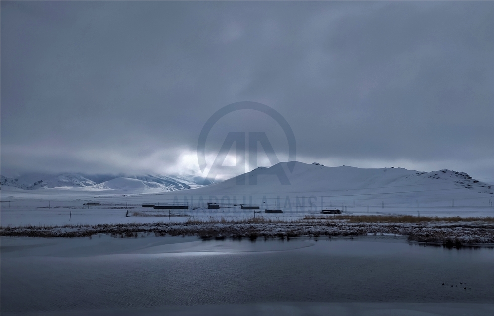 Özalp'ta kar güzel görüntüler oluşturdu