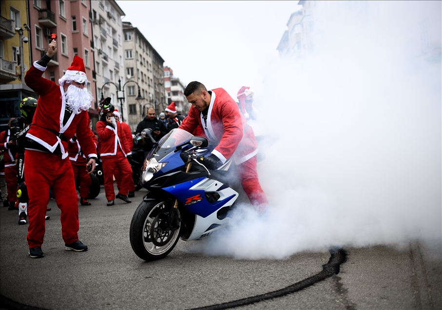 Bulgaristan'da Noel Baba kıyafetli motosikletlilerden şehir turu