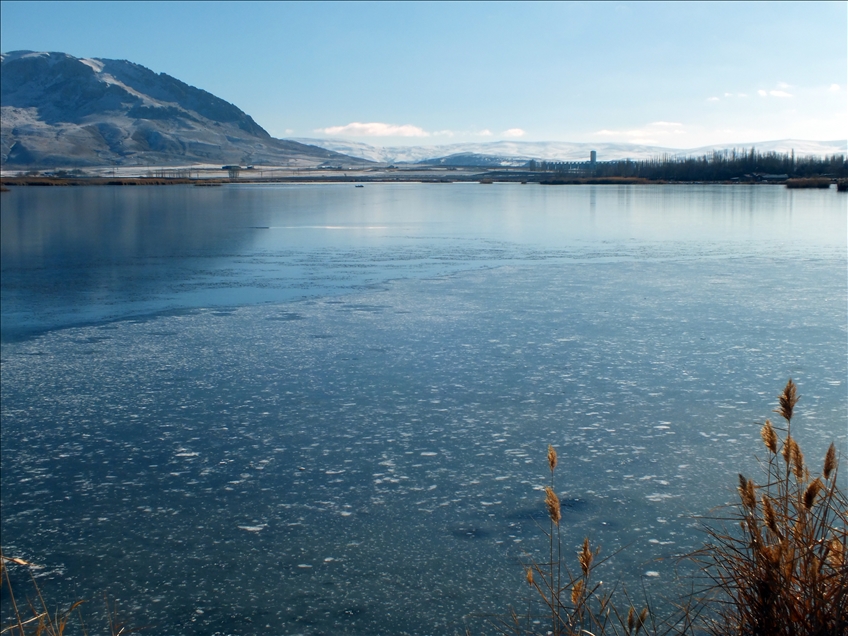 Sivas'ta Ulaş Gölü'nün yüzeyi buz tuttu