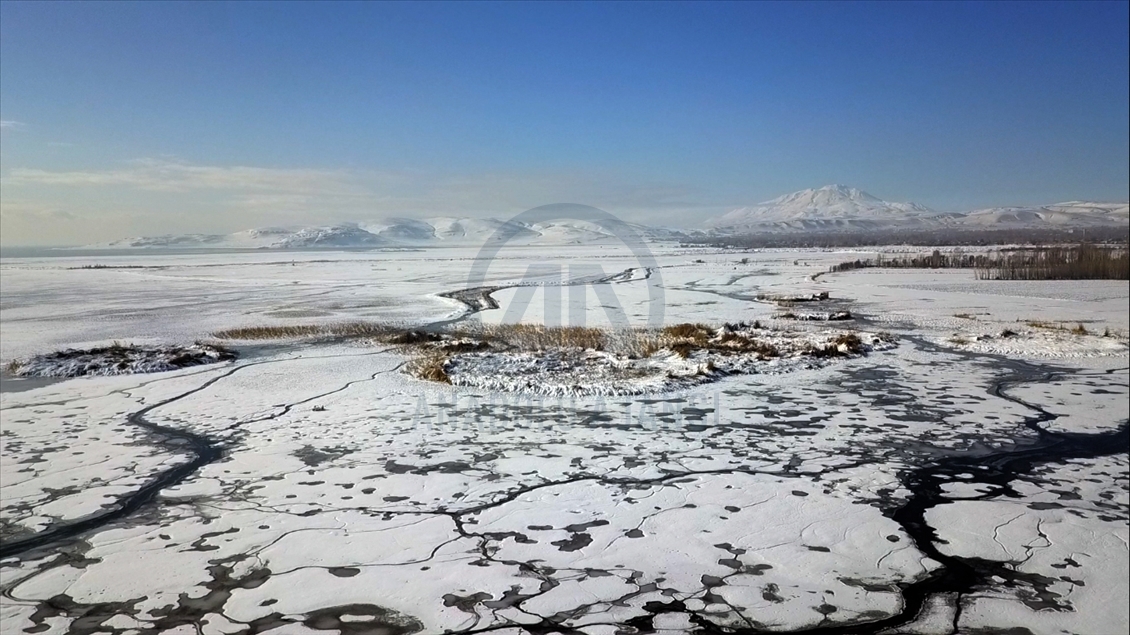 Van'da yüzeyi buz tutan göl, güzel görüntüler oluşturdu