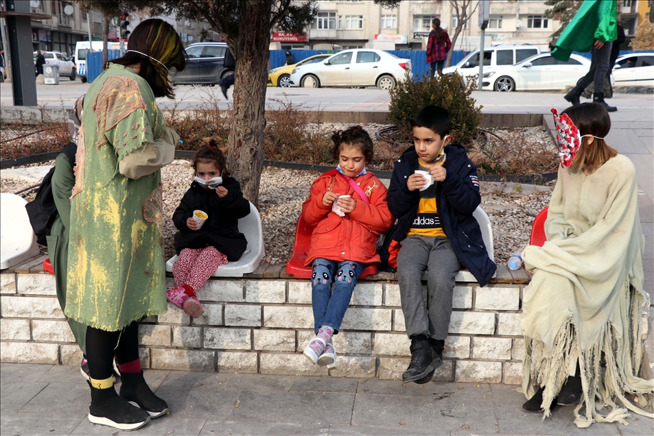 A theater in Turkey creates awareness on pandemic