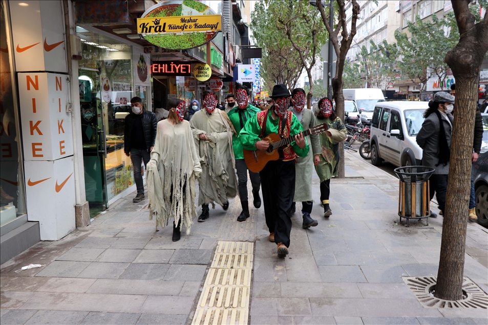 A theater in Turkey creates awareness on pandemic