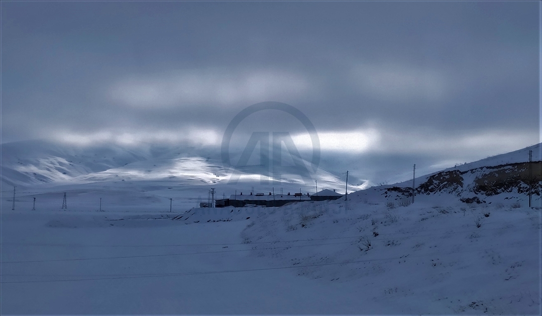 Özalp'ta kar güzel görüntüler oluşturdu