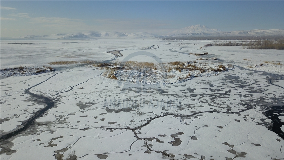 Van'da yüzeyi buz tutan göl, güzel görüntüler oluşturdu