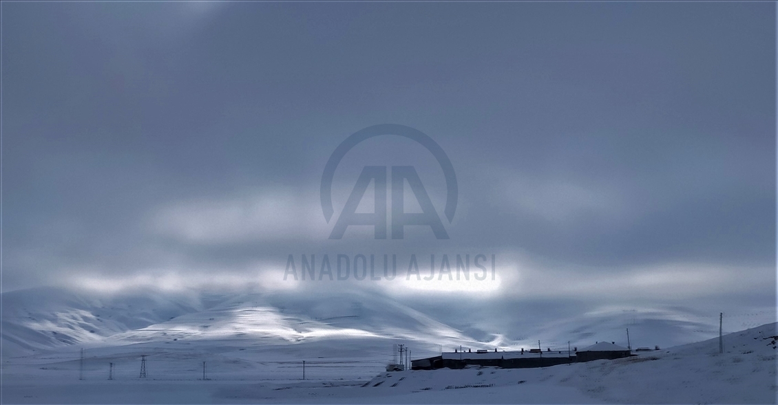 Özalp'ta kar güzel görüntüler oluşturdu