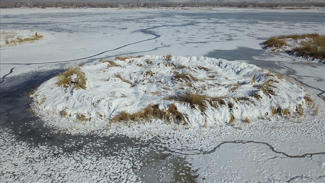 Van'da yüzeyi buz tutan göl, güzel görüntüler oluşturdu