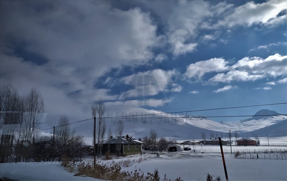Özalp'ta kar güzel görüntüler oluşturdu