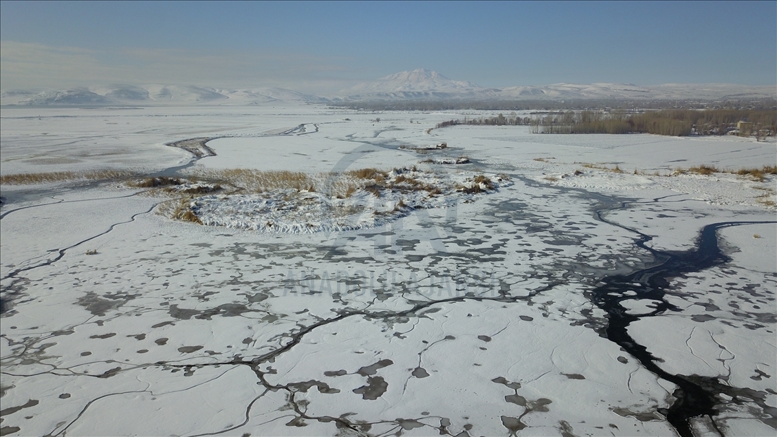 Van'da yüzeyi buz tutan göl, güzel görüntüler oluşturdu