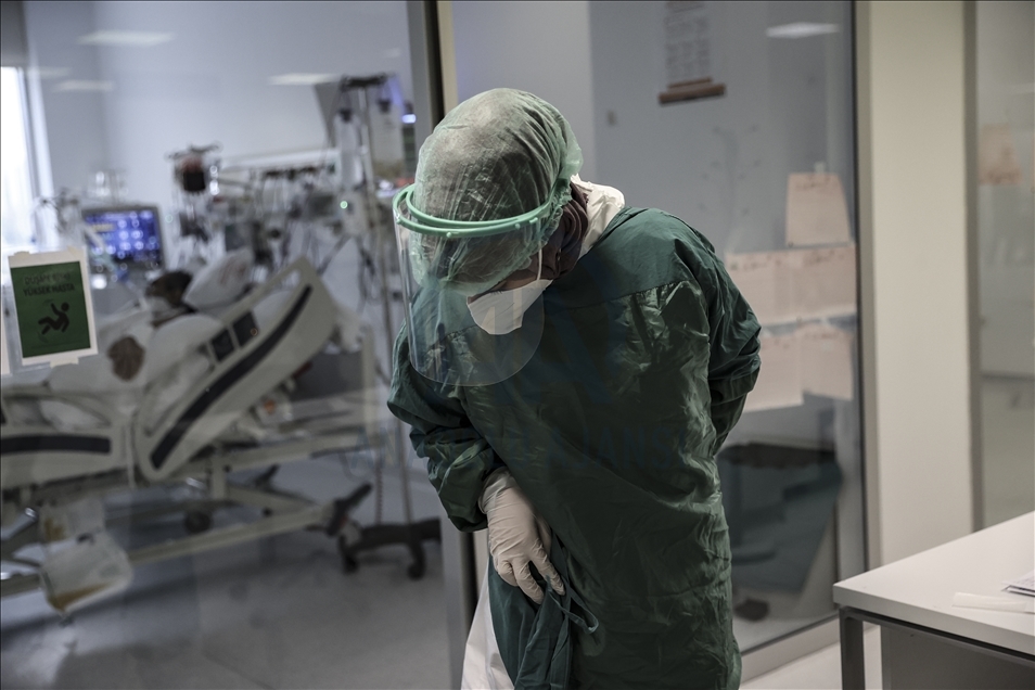 Yoğun bakım çalışanları Kovid-19 sürecinde hastalara nefes oluyor