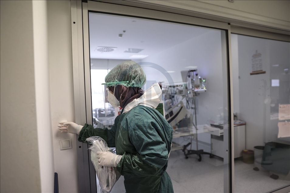 Yoğun bakım çalışanları Kovid-19 sürecinde hastalara nefes oluyor