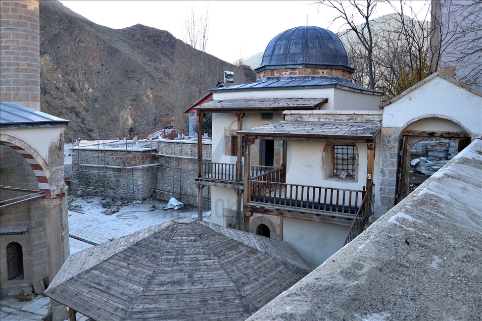 Elazığ'daki 226 yıllık camide sıvayla kapatılan duvar motifleri gün yüzüne çıkarıldı