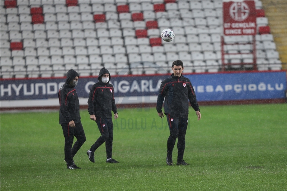 Fraport TAV Antalyaspor-Atakaş Hatayspor maçı yoğun yağış nedeniyle ertelendi