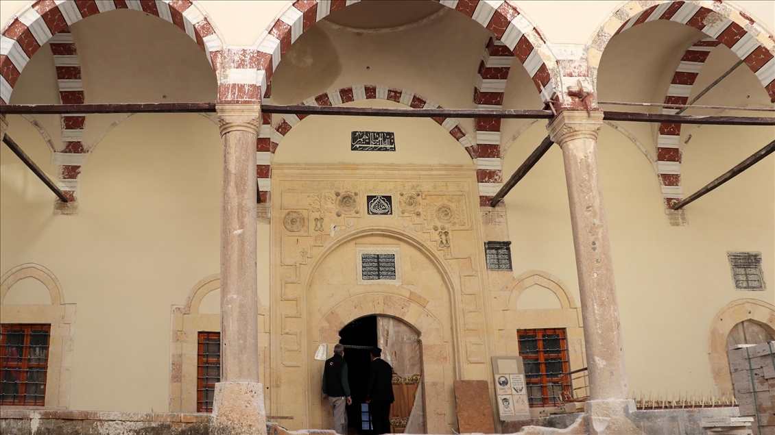Elazığ'daki 226 yıllık camide sıvayla kapatılan duvar motifleri gün yüzüne çıkarıldı