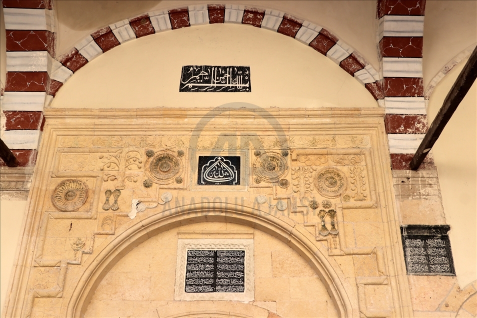 Elazığ'daki 226 yıllık camide sıvayla kapatılan duvar motifleri gün yüzüne çıkarıldı
