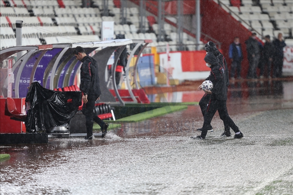 Fraport TAV Antalyaspor-Atakaş Hatayspor maçı yoğun yağış nedeniyle ertelendi