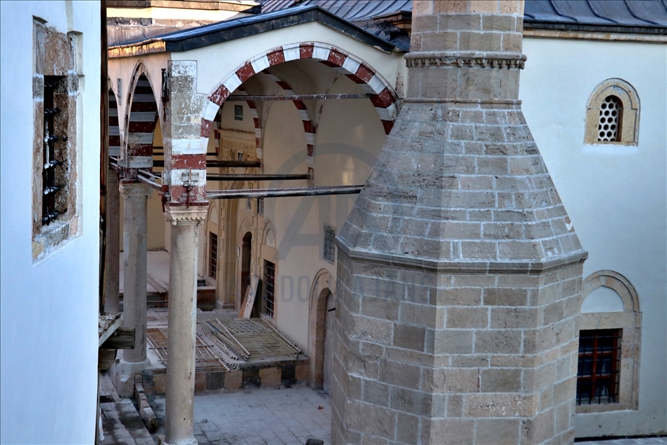 Elazığ'daki 226 yıllık camide sıvayla kapatılan duvar motifleri gün yüzüne çıkarıldı