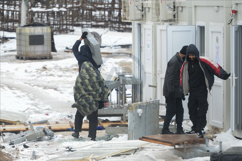 Bosna Hersek'teki göçmenler ağır kış şartlarında yaşam mücadelesi veriyor