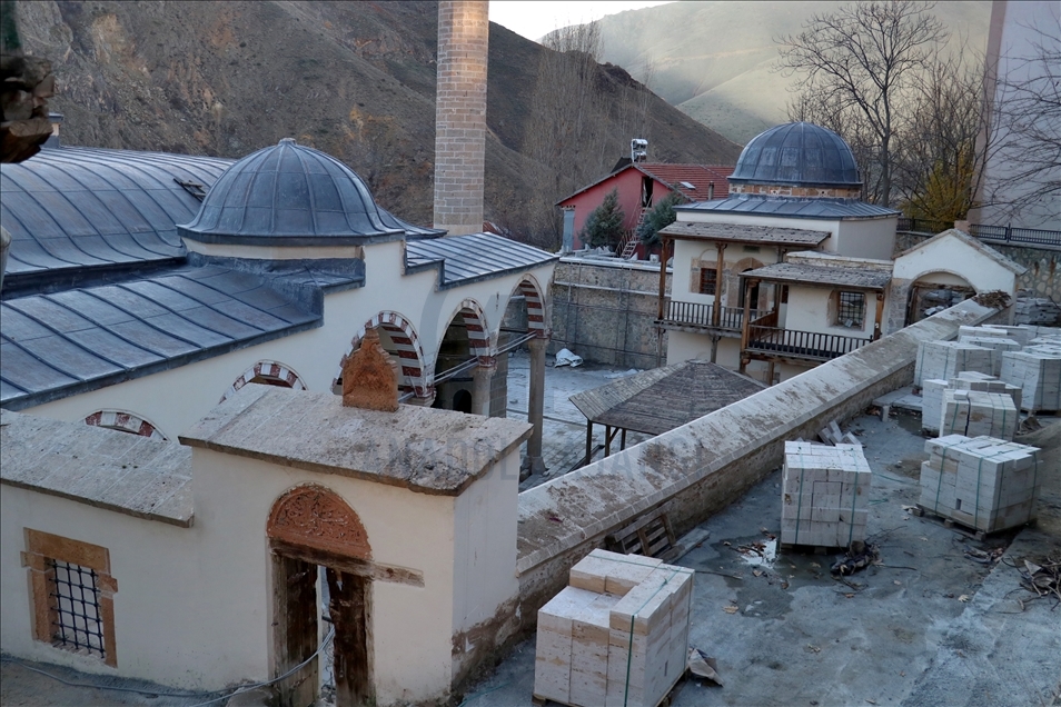Elazığ'daki 226 yıllık camide sıvayla kapatılan duvar motifleri gün yüzüne çıkarıldı