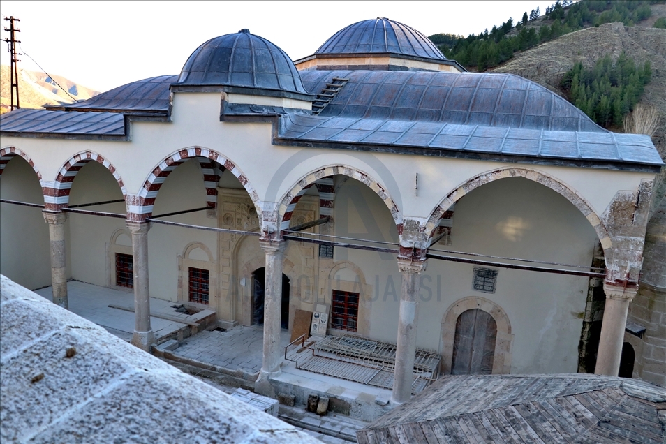 Elazığ'daki 226 yıllık camide sıvayla kapatılan duvar motifleri gün yüzüne çıkarıldı