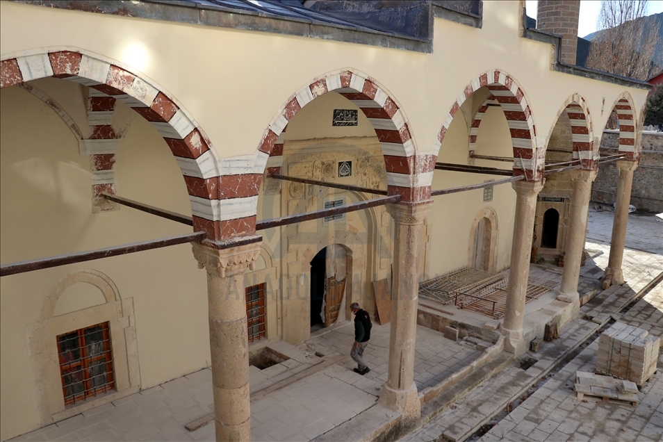 Elazığ'daki 226 yıllık camide sıvayla kapatılan duvar motifleri gün yüzüne çıkarıldı